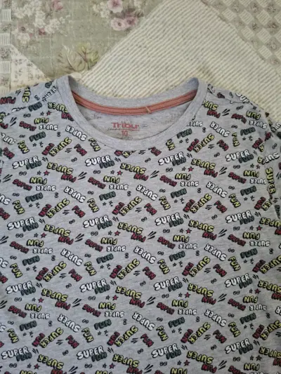 Polera manga larga gris con estampado infantil - miniatura 3