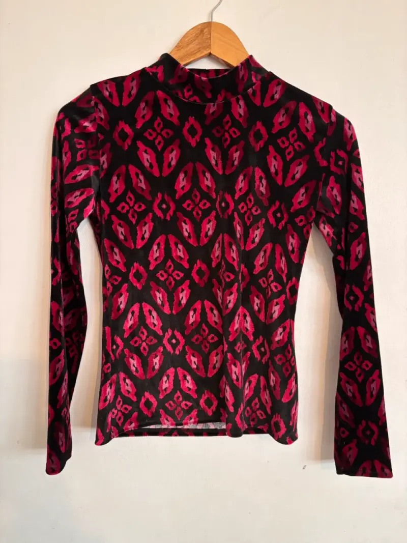 Polera de terciopelo con estampado geométrico