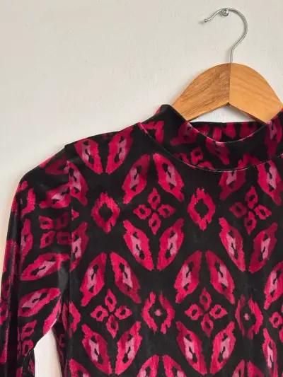 Polera de terciopelo con estampado geométrico - miniatura 2