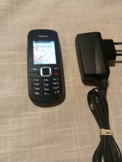 Teléfono celular Nokia con cargador - miniatura 1