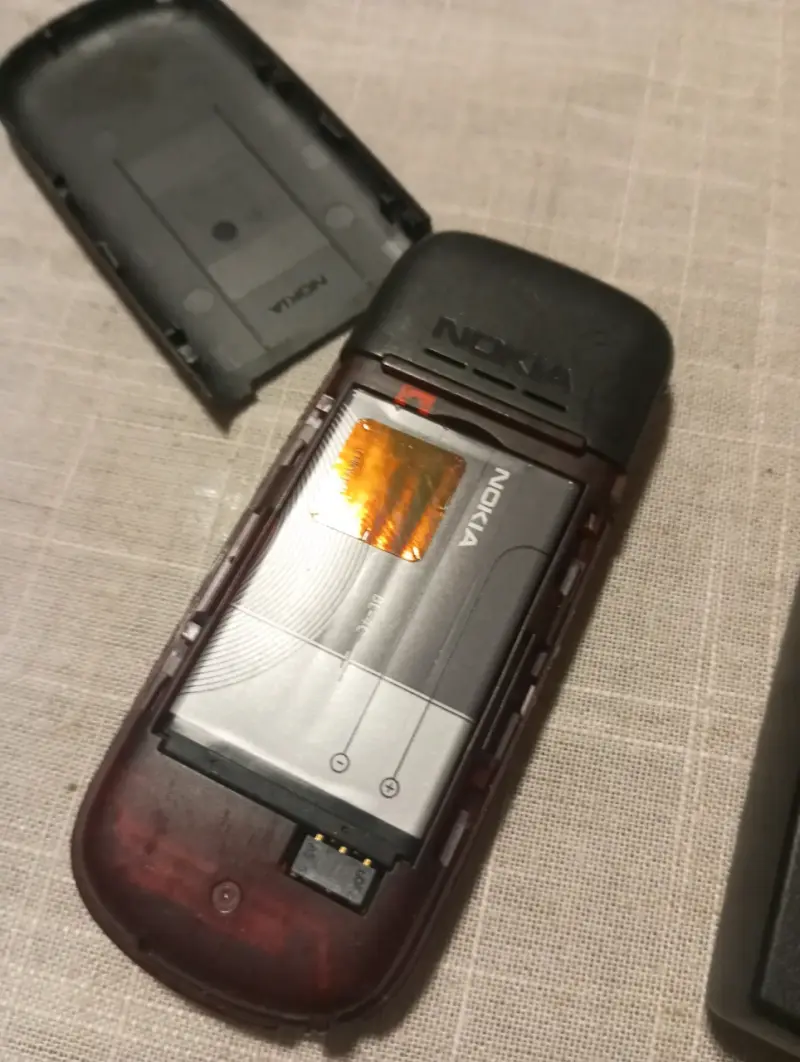 Teléfono celular Nokia con cargador - 3