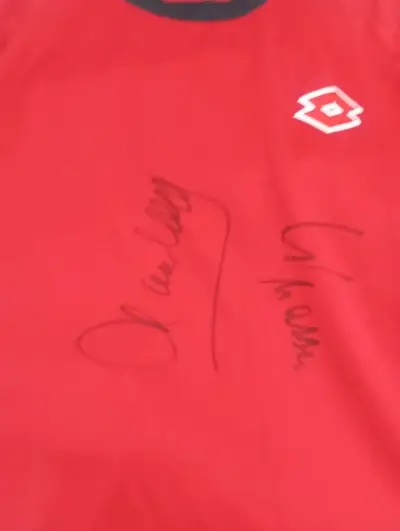 Polera roja autografiada Lotto - miniatura 1