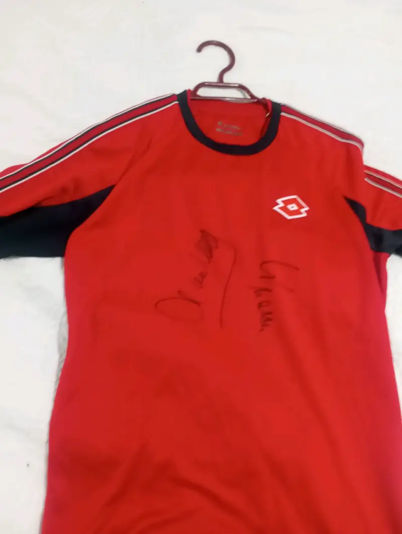 Polera roja autografiada Lotto - 4