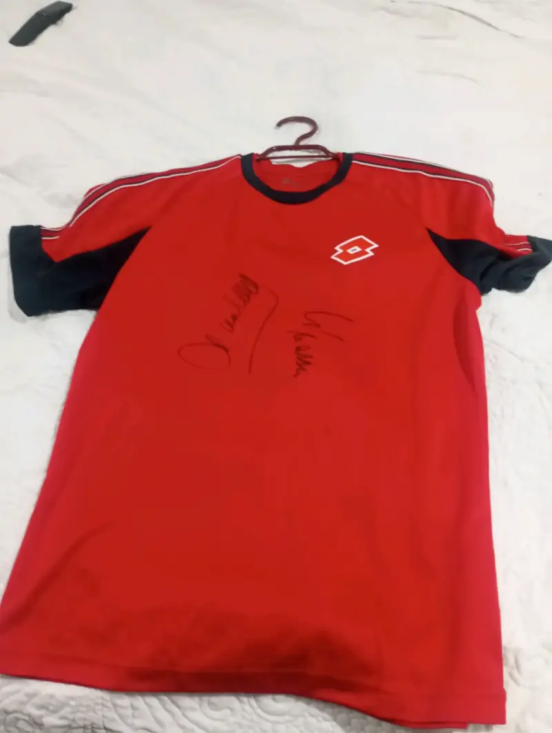 Polera roja autografiada Lotto - 5