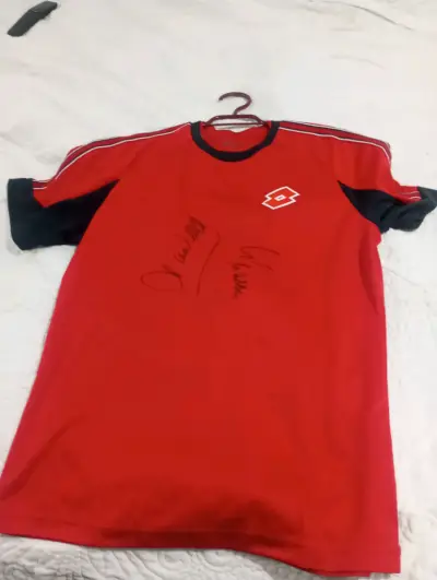 Polera roja autografiada Lotto - miniatura 5