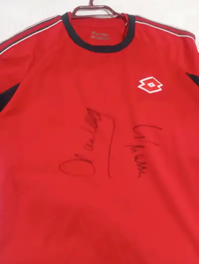 Polera roja autografiada Lotto - miniatura 6