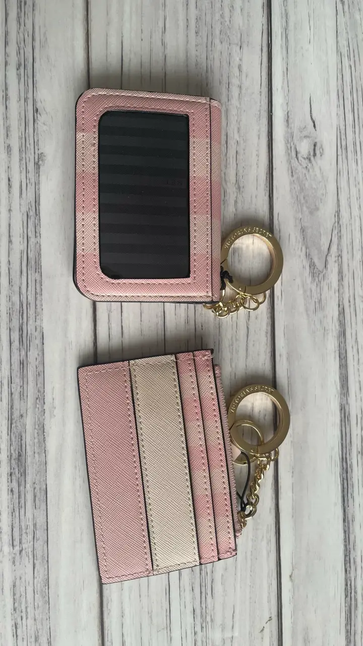 billetera y tarjetero rosa con llavero VS - 2