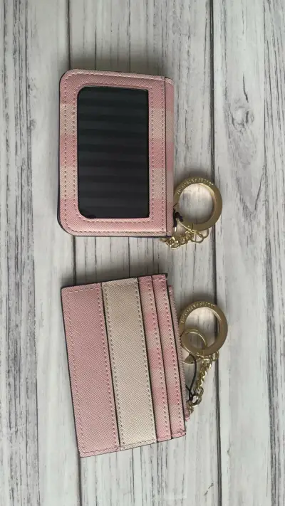billetera y tarjetero rosa con llavero VS - miniatura 2