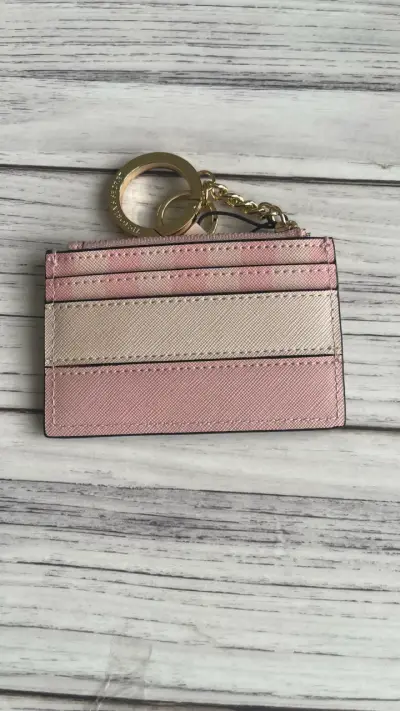 billetera y tarjetero rosa con llavero VS - miniatura 3
