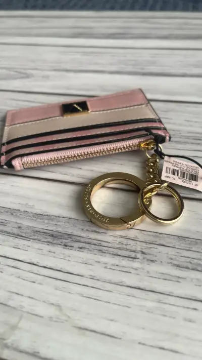 billetera y tarjetero rosa con llavero VS - miniatura 4