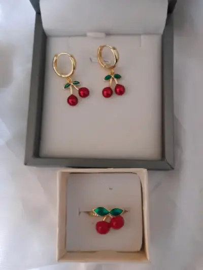 Set de joyería con cerezas en dorado y rojo baño - miniatura 1