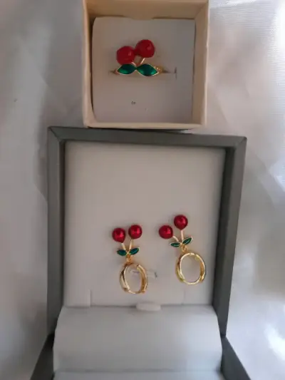 Set de joyería con cerezas en dorado y rojo baño - miniatura 4