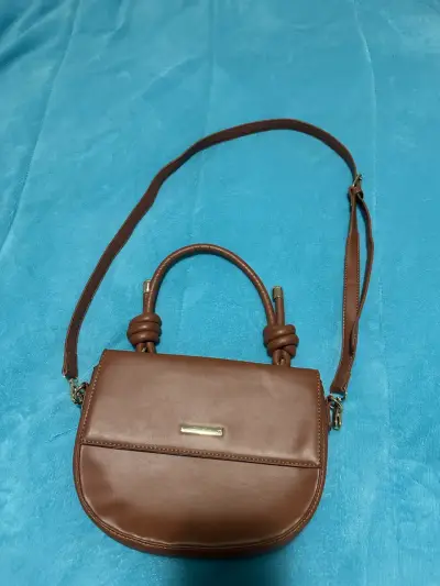 Cartera de cuero marrón con correa ajustable - miniatura 1