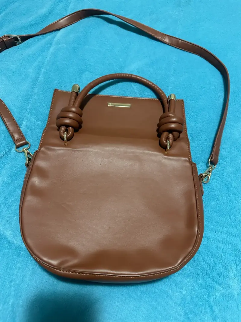 Cartera de cuero marrón con correa ajustable - 2