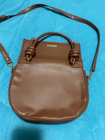 Cartera de cuero marrón con correa ajustable - miniatura 2