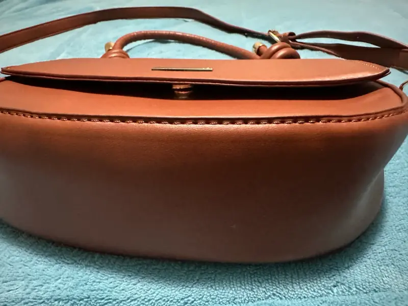 Cartera de cuero marrón con correa ajustable - 3