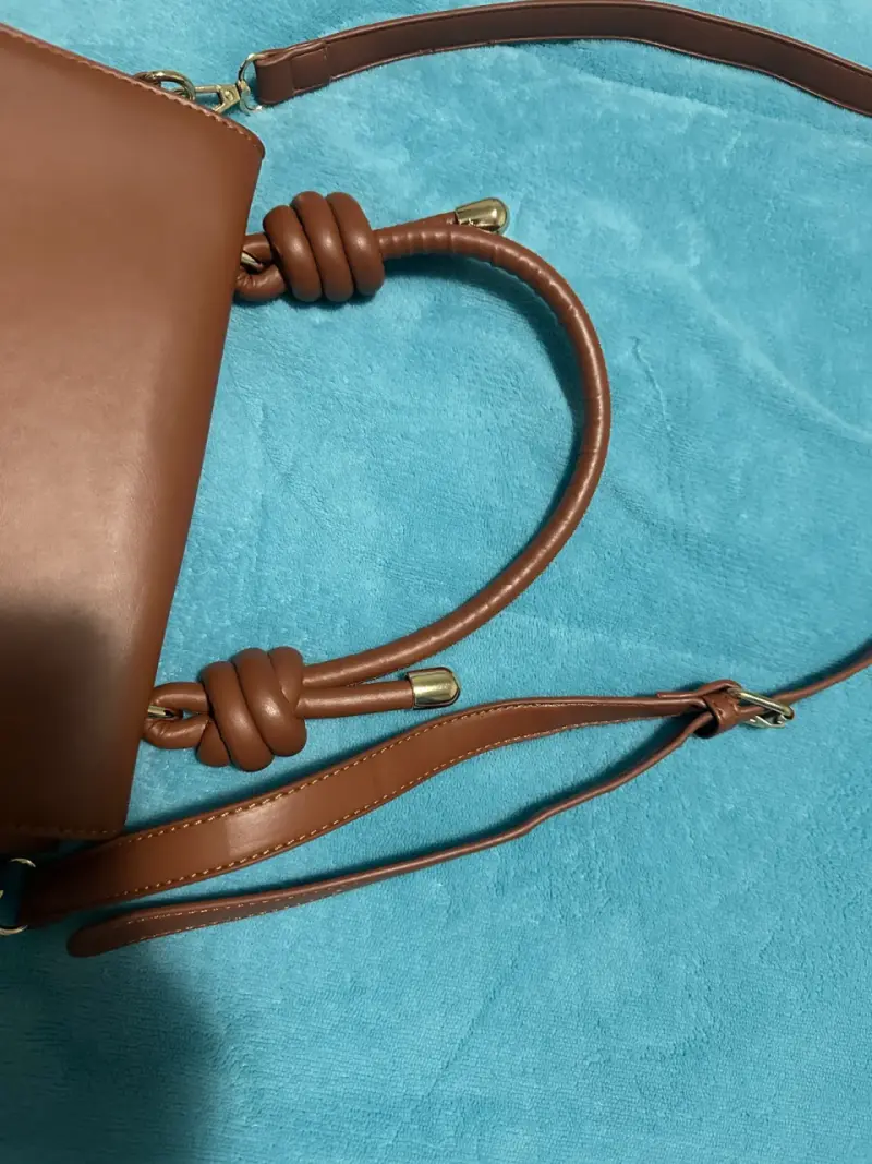 Cartera de cuero marrón con correa ajustable - 4