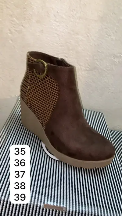Zapatos de tacón dorados con plataforma - miniatura 2