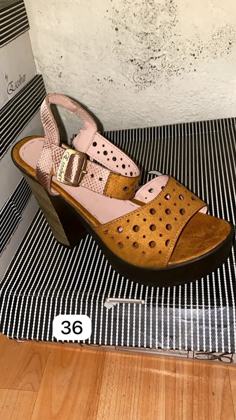 Zapatos de tacón dorados con plataforma - 3