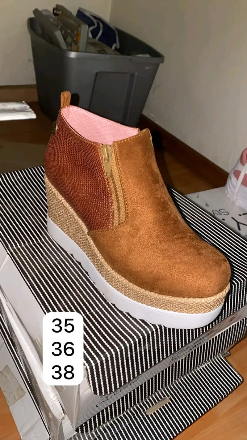 Zapatos de tacón dorados con plataforma - 4