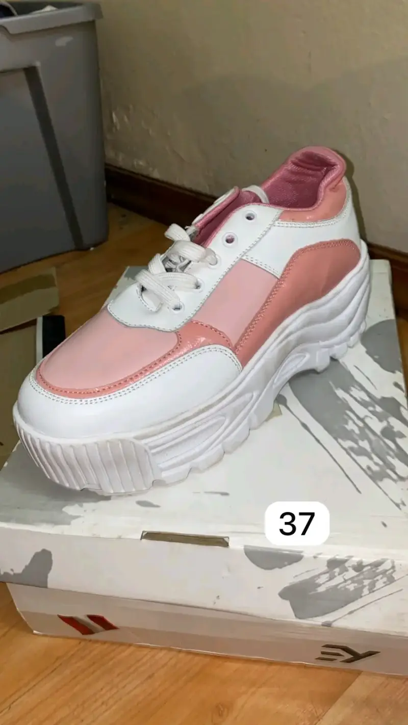 Zapatos de tacón dorados con plataforma - 6