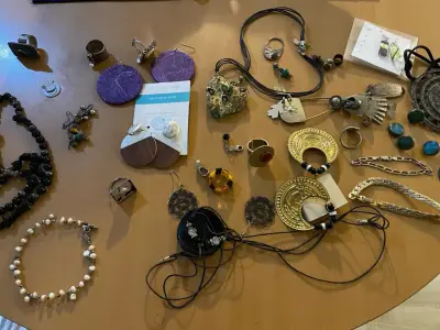 Lote de joyas variadas con collares, aros, anillos - miniatura 1