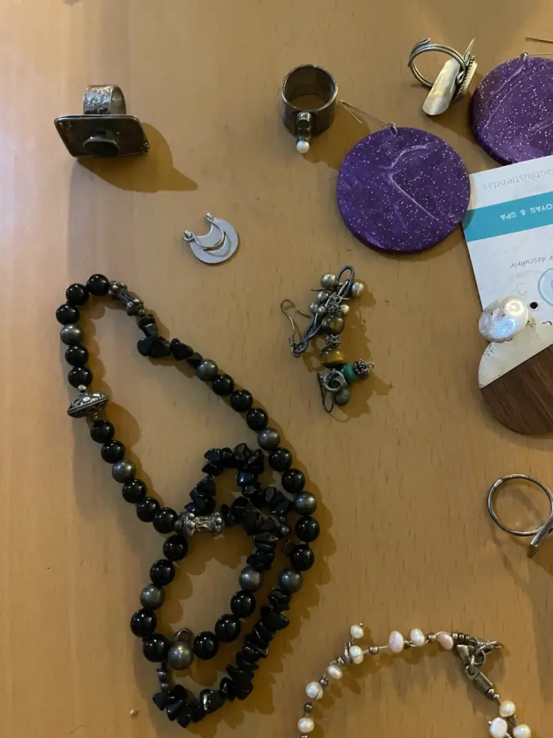 Lote de joyas variadas con collares, aros, anillos - 2