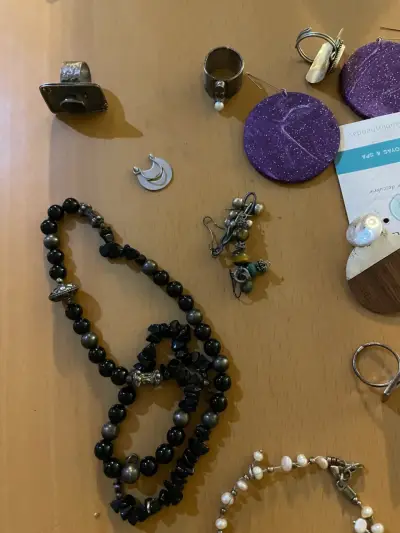 Lote de joyas variadas con collares, aros, anillos - miniatura 2