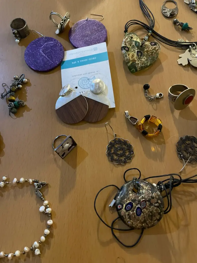Lote de joyas variadas con collares, aros, anillos - 3
