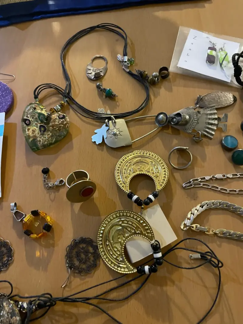 Lote de joyas variadas con collares, aros, anillos - 4