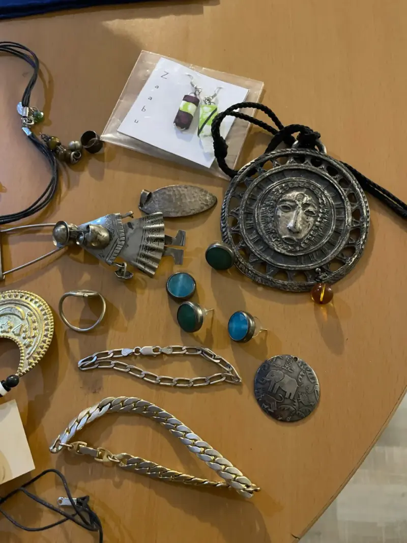 Lote de joyas variadas con collares, aros, anillos - 5