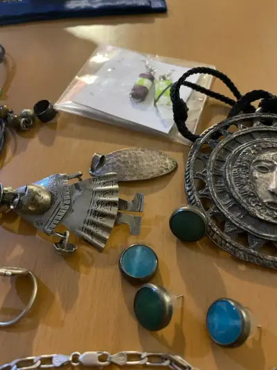 Lote de joyas variadas con collares, aros, anillos - miniatura 6