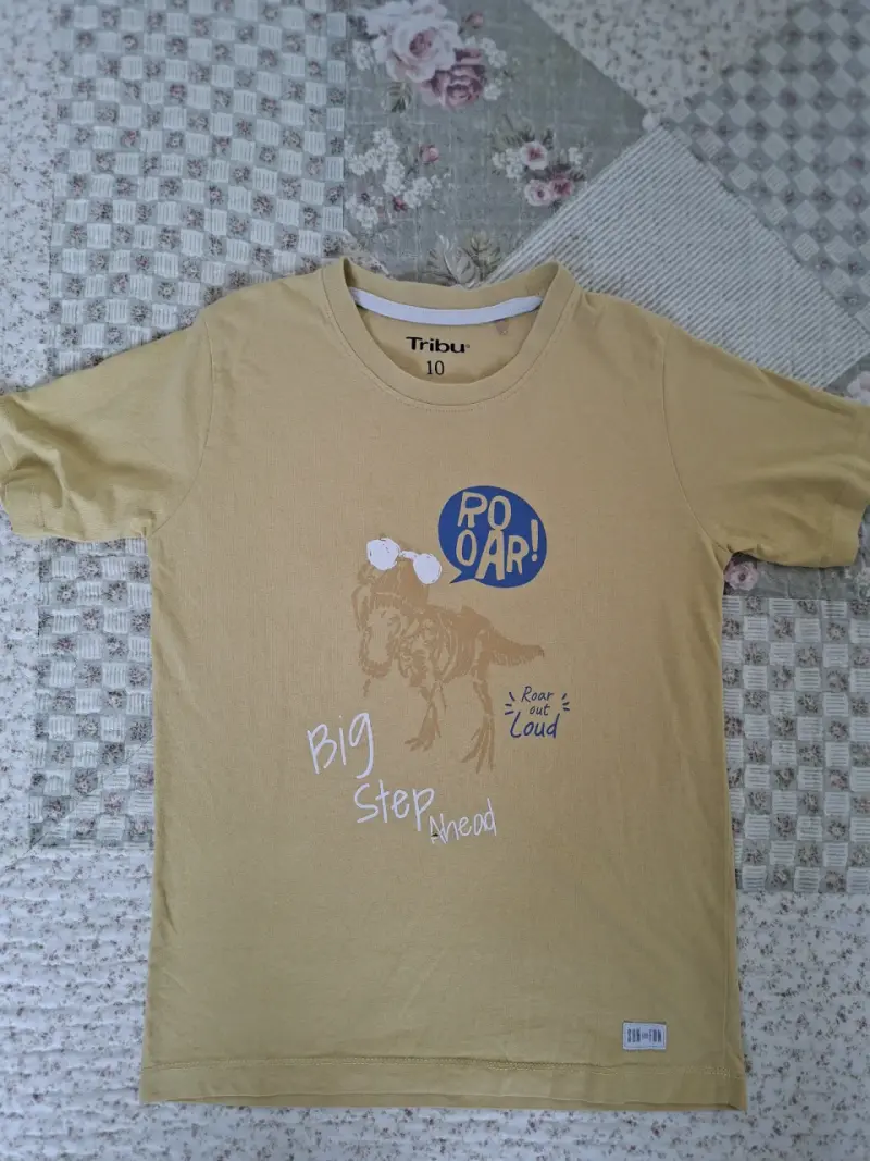 Polera amarilla infantil con diseño de dinosaurio - 1