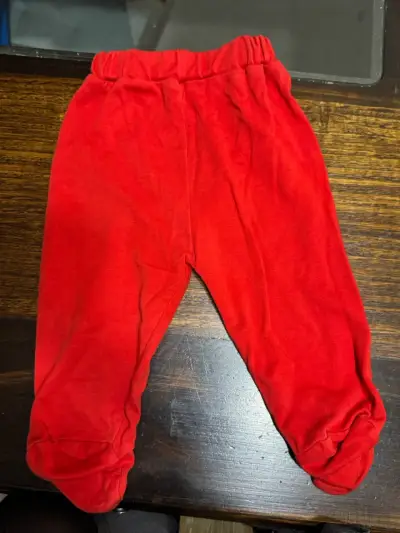 Pantalones de bebé rojos con pies - miniatura 1
