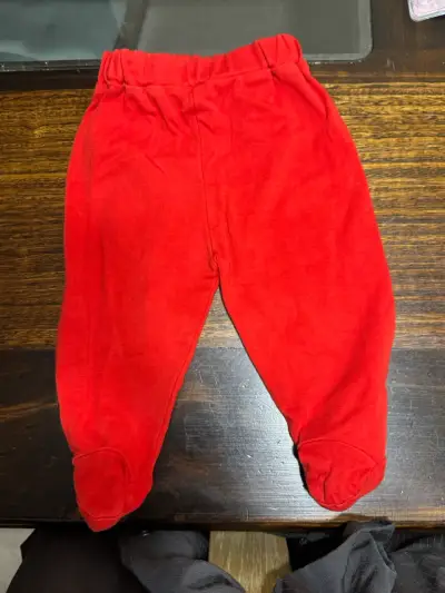 Pantalones de bebé rojos con pies - miniatura 2
