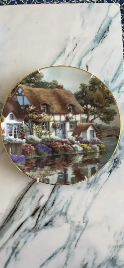 Platos decorativos de porcelana con diseño de cabañas - miniatura 1