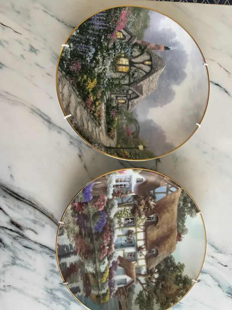 Platos decorativos de porcelana con diseño de cabañas - 3