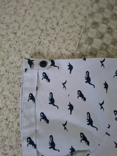 Camisa infantil con estampado de dinosaurios - miniatura 2