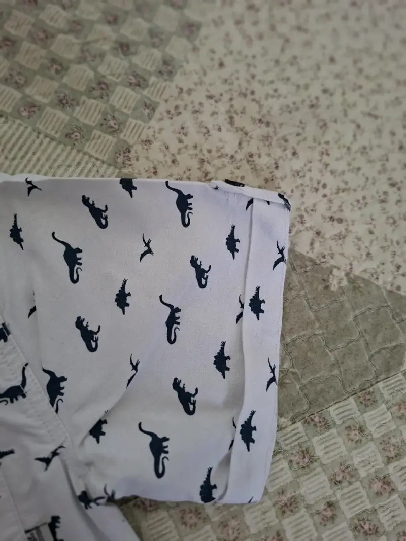 Camisa infantil con estampado de dinosaurios - 3
