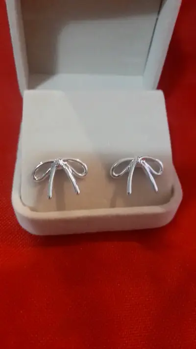 Aros plateados en forma de lazo - miniatura 1