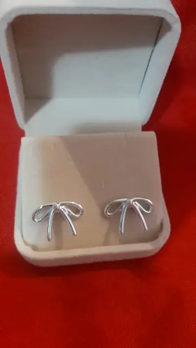 Aros plateados en forma de lazo - miniatura 2