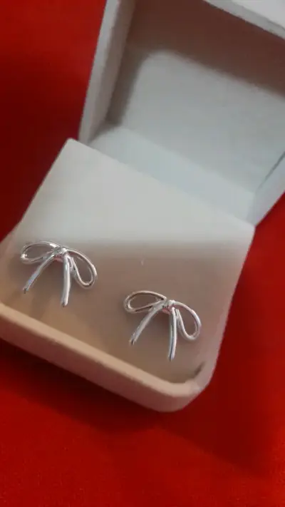 Aros plateados en forma de lazo - miniatura 3