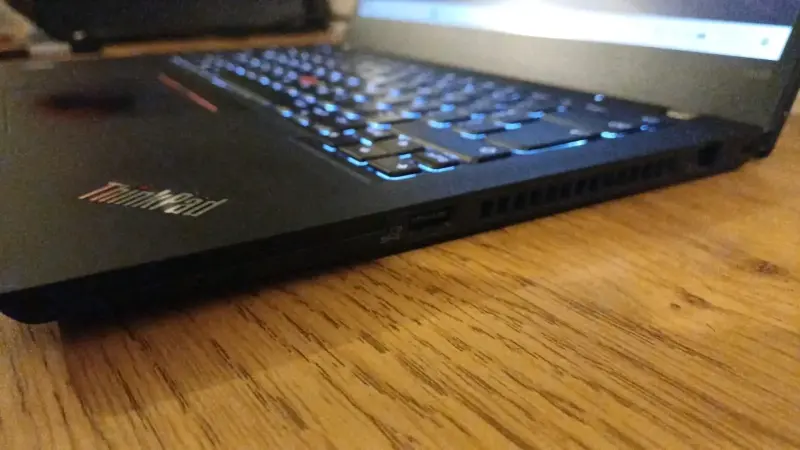 Laptop Lenovo ThinkPad T490 con Intel Core i5 - 3
