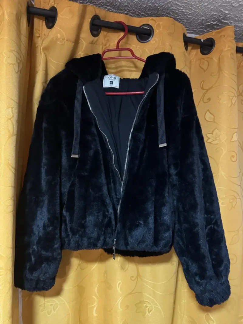 Chaqueta peluda negra con capucha Icono - 1