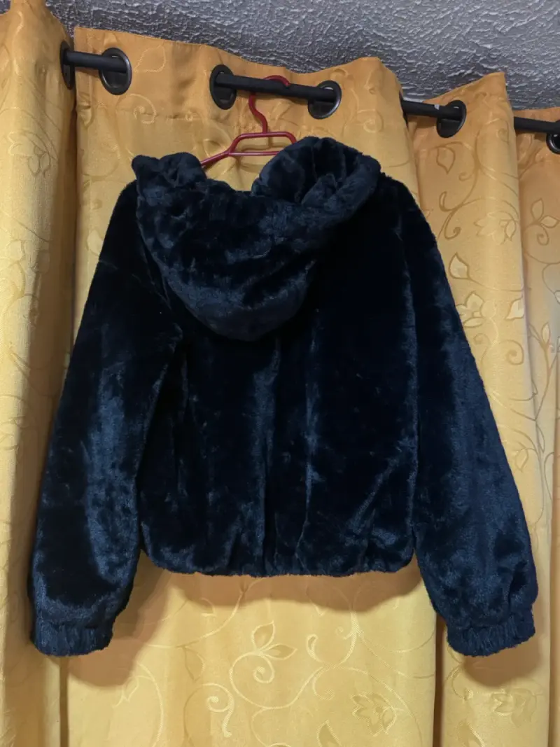 Chaqueta peluda negra con capucha Icono - 2
