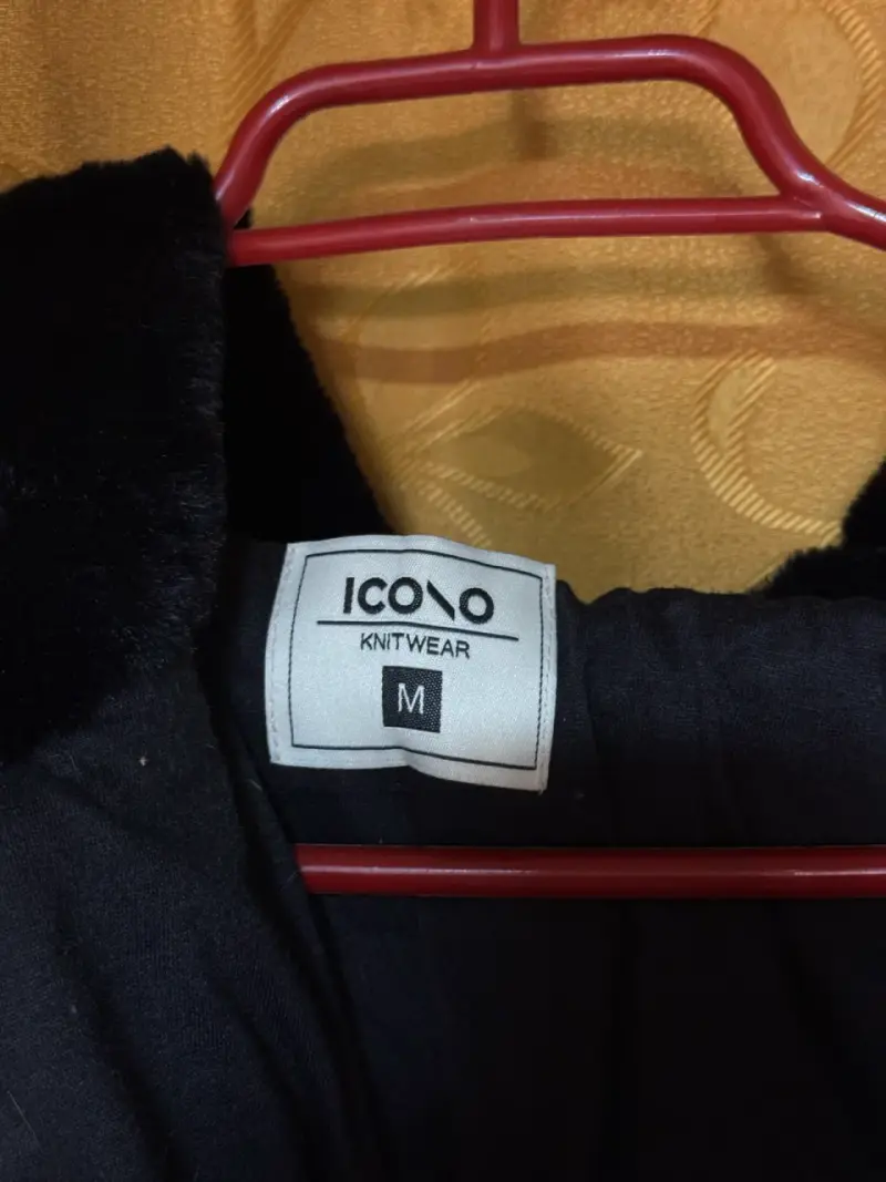 Chaqueta peluda negra con capucha Icono - 3