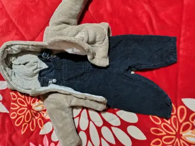 Conjunto de bebé con chaqueta y enterito - miniatura 1