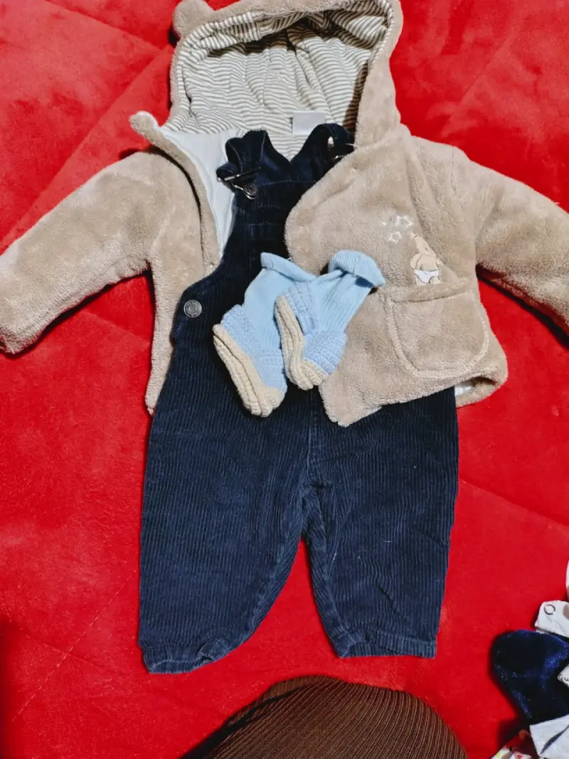 Conjunto de bebé con chaqueta y enterito - 2