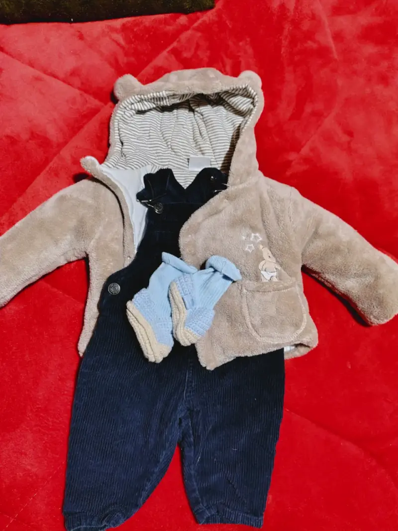 Conjunto de bebé con chaqueta y enterito - 3