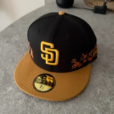Gorra New Era 59Fifty SD Floral Negra y Amarilla - miniatura 1